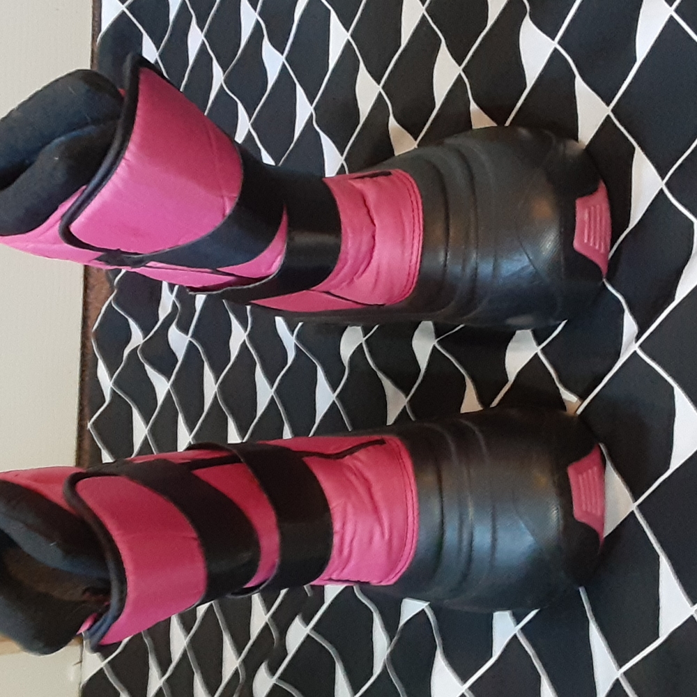 Rugged outback pink and black snow boots, girls size 5